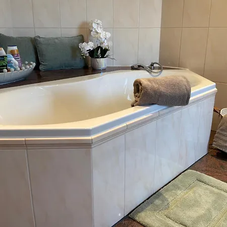 شقة Neue Stilvolle Nr 3 Nur 10 Min Zu Fuss Von Legoland Entfernt 75m2 Eg, Terrasse Mit Waldblick, Wunderschoener Garten, Whirlpool Auf Der Terrasse, Grosses Bad, Ruhige Lage, Erholung, Waldweg15 My Luxury Kleinkötz